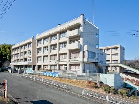 厚木市立玉川中学校　距離約2000m