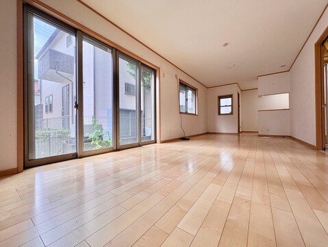 大きな窓のある明るいフローリングの居室