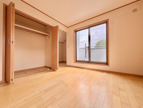 窓のある明るい洋室
