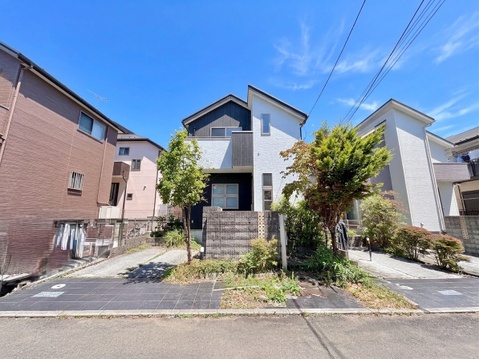 道路に面した2階建て住宅の外観