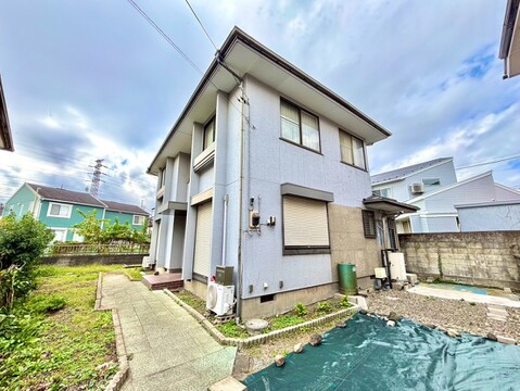 白を基調とした2階建て住宅の外観
