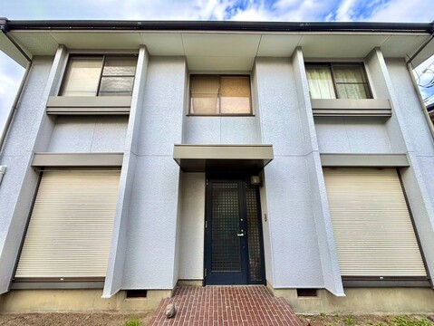 建物正面の外観玄関へのアプローチが見える