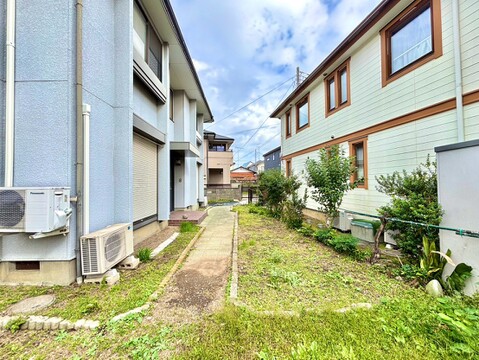 建物に挟まれた緑のある通路