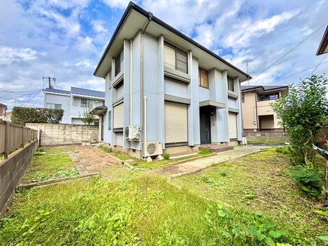 庭のある2階建て住宅の外観