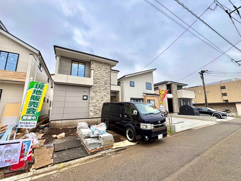 住宅外観と前面道路、駐車スペース