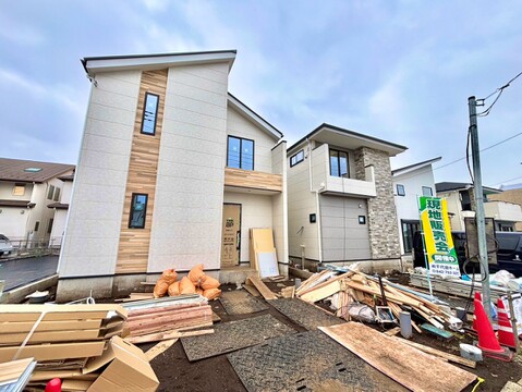 建築中の戸建て住宅を正面から撮影