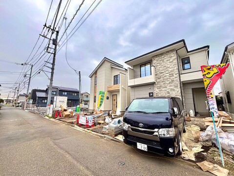 戸建て住宅の外観と前面道路