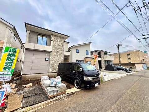 戸建て住宅の外観と前面道路、駐車スペース