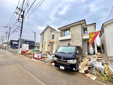 前面道路に面した住宅外観と駐車スペース
