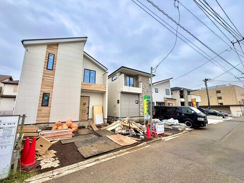 住宅街に建つ戸建て外観と前面道路