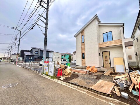 前面道路に面した戸建て住宅の外観