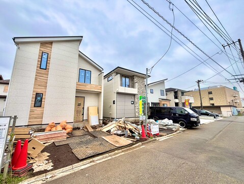前面道路に面した複数の戸建住宅