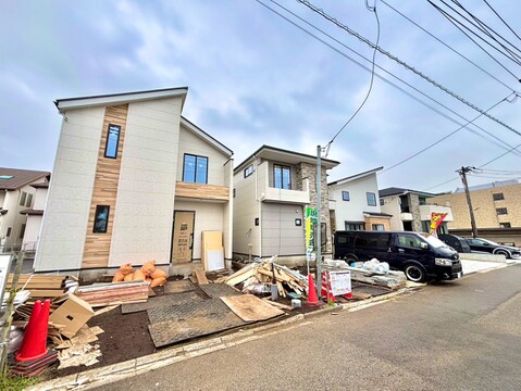 住宅街に建つ戸建て住宅の外観