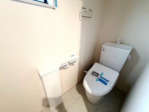 タンク式トイレと手洗い器