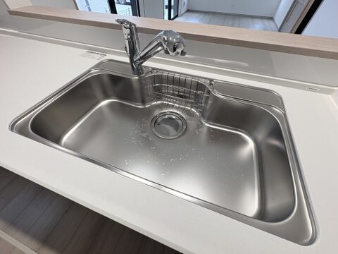 ステンレス製のシンクを備えたキッチン