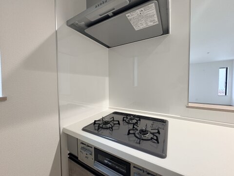 コンロとレンジフードを備えたキッチン