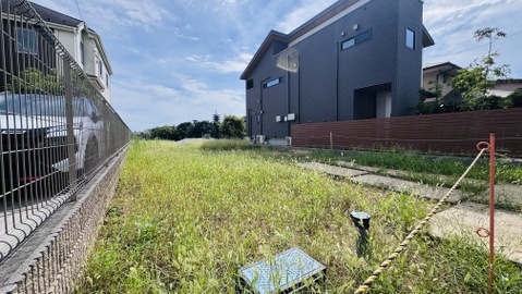 住宅近くの空き地が見える外観写真です