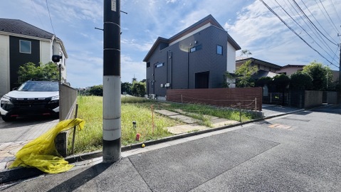 住宅街に位置する角地の土地周囲は住宅が建ち並ぶ