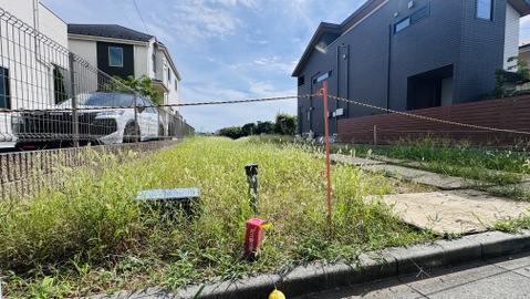 住宅街にある更地の土地の写真