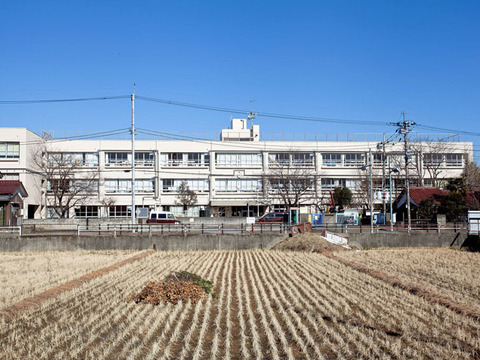 稲城市立稲城第六小学校　距離約600m