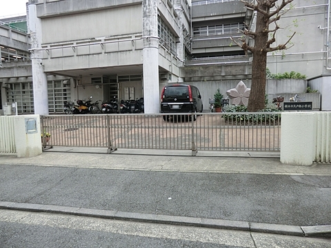 横浜市立戸部小学校　距離約220m
