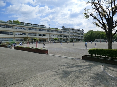 町田市立鶴川中央小学校　距離約1300m