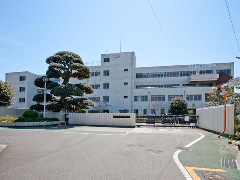 伊勢原市立伊勢原中学校　距離約500m