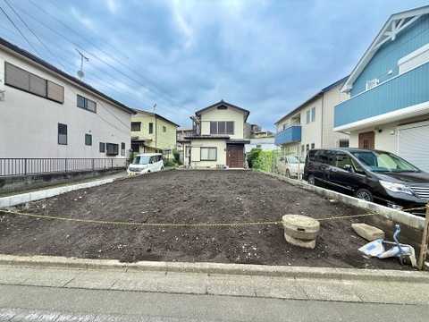 建物に囲まれた更地の敷地