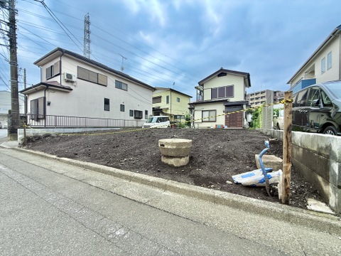 道路に面した戸建住宅の外観敷地内に駐車スペースあり