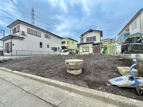 建築中の戸建て住宅と整地された敷地