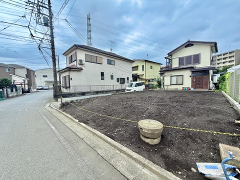 道路沿いの戸建て住宅と隣接する更地