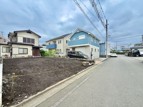 住宅地の前面道路と更地