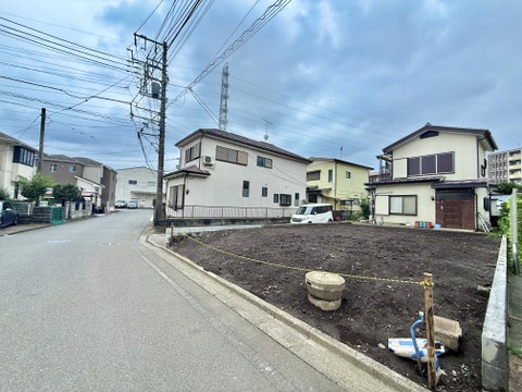 住宅街にある戸建てと前面道路