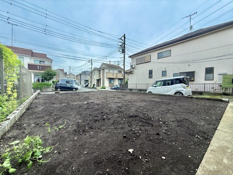 周辺道路に面した更地の敷地
