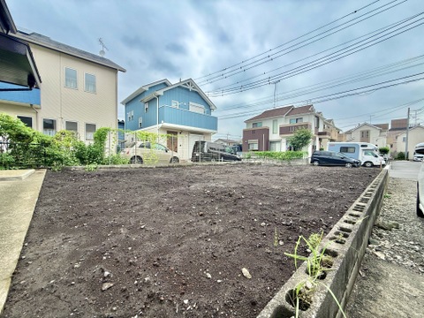 住宅街にある整地前の土地