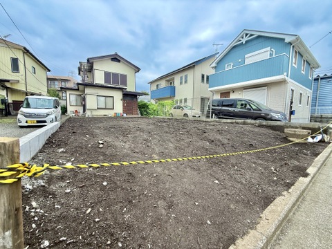建築中の戸建て住宅と前面道路