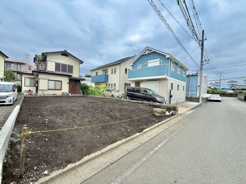 前面道路に面した戸建て住宅の外観