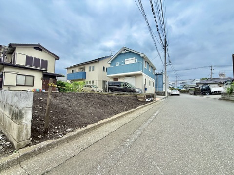 住宅街の道路沿いにある戸建住宅