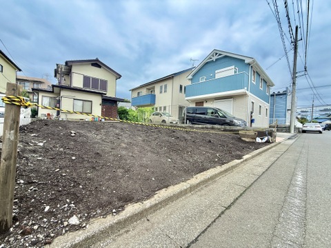 道路沿いに建つ戸建て住宅の外観