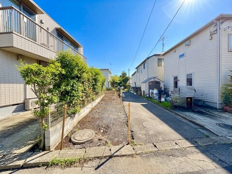 住宅街の道路と周辺の建物