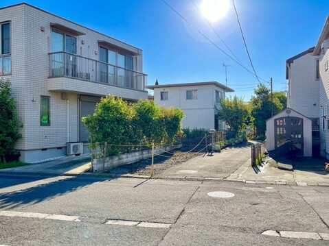 住宅街の道路と戸建て住宅