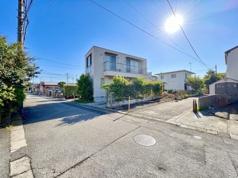 道路に面した戸建て住宅の外観