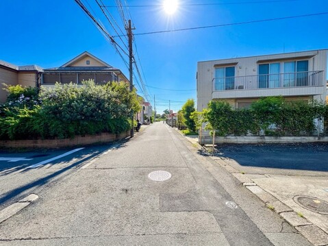 住宅街の道路と戸建て住宅