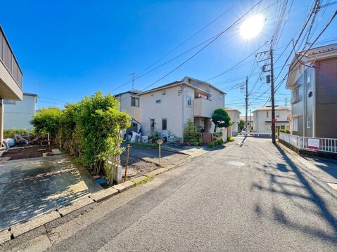 住宅街の道路と戸建て住宅の外観
