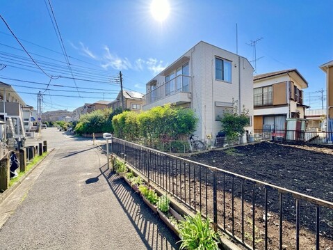 水路沿いの住宅街と戸建て住宅