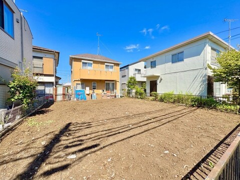 建築前の更地周囲に住宅が立ち並ぶ区画