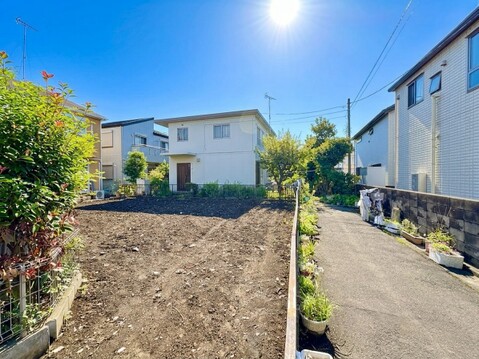 建物に囲まれた整地された敷地と通路