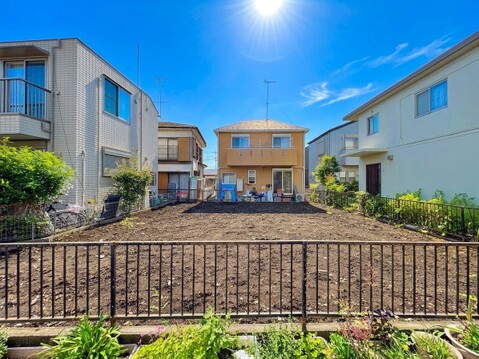 戸建て住宅が並ぶ街並みと前面道路