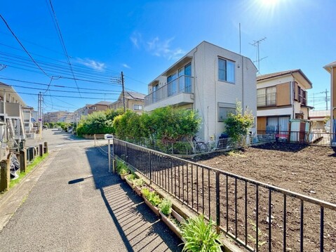 戸建て住宅の外観と前面道路