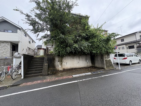 住宅街の道路沿いにある売地※建物解体渡し